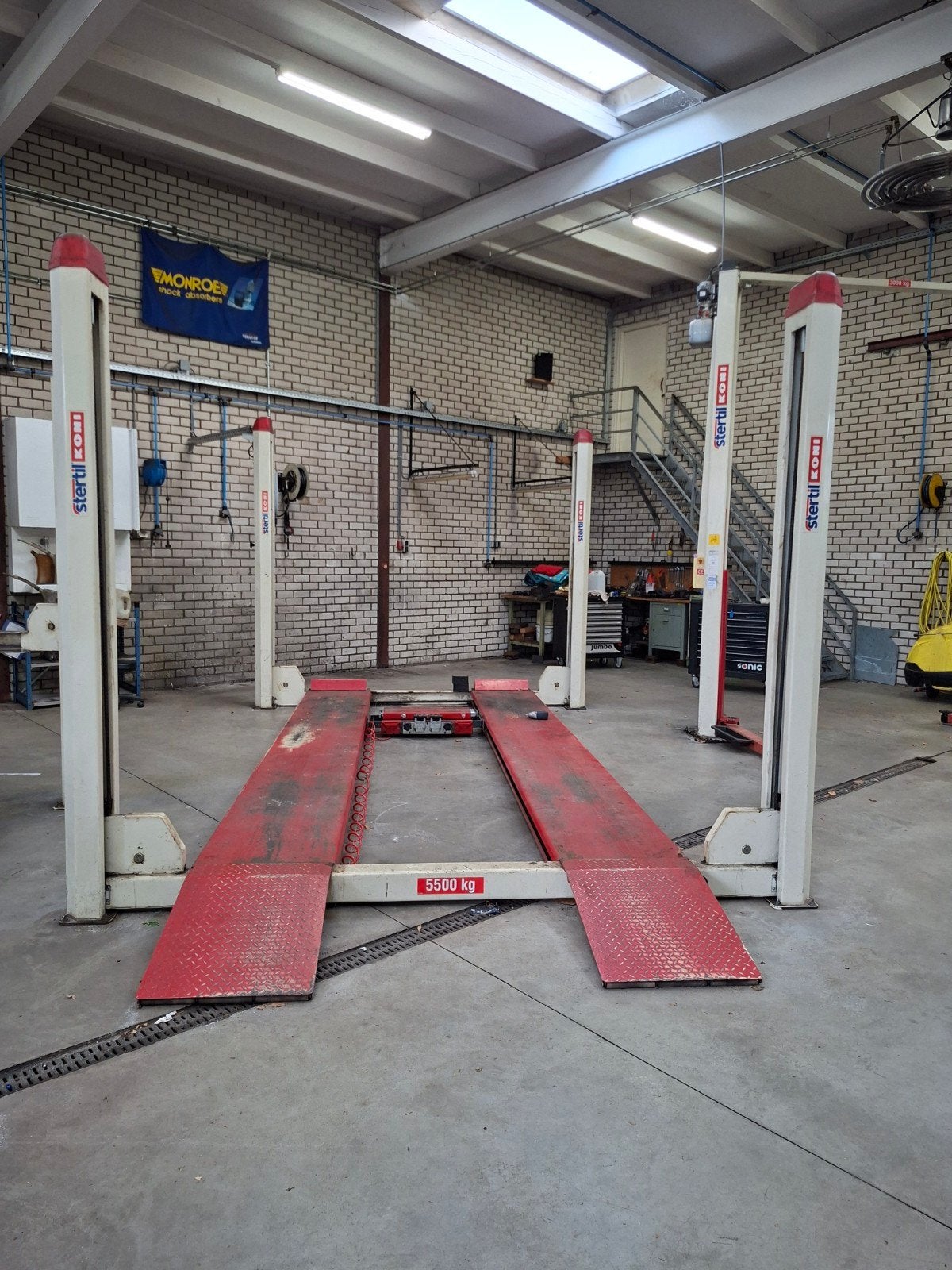Hefbrug 4 koloms Koni 5500kg rijbaan 520 cm middenkrik, Ophalen of Verzenden
