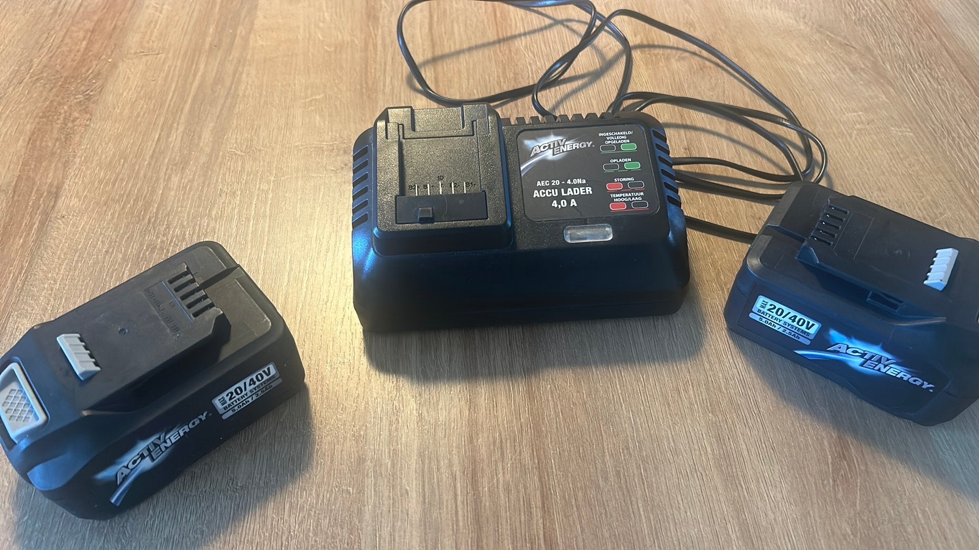 Accu's met lader, Zo goed als nieuw