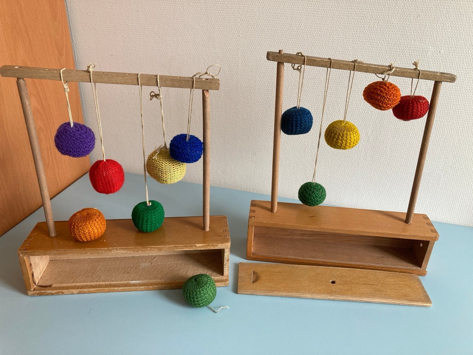 2 oude Frobel gave 1 doosjes met gekleurde ballen, Ophalen of Verzenden