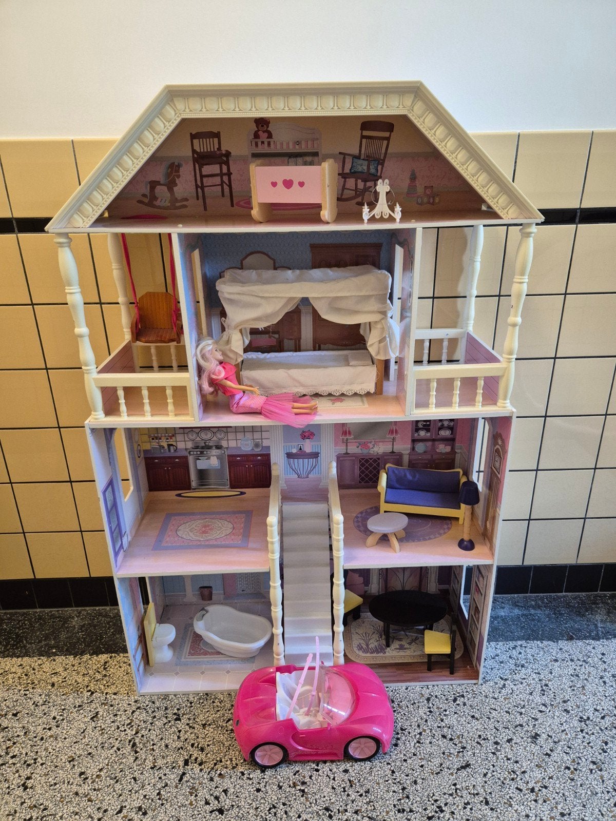 Groot Poppenhuis / Barbiehuis met Meubels, Pop en Auto, Ophalen, Zo goed als nieuw, Poppenhuis