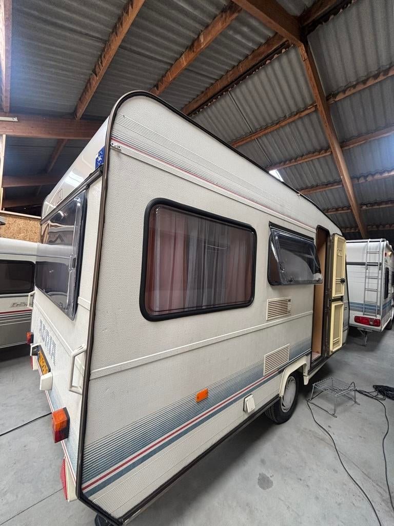 Leuke beginners caravan Adria caravan met voortent, Caravans en Kamperen, Caravans, Rondzit, Bedrijf, 750 - 1000 kg, Schokbreker