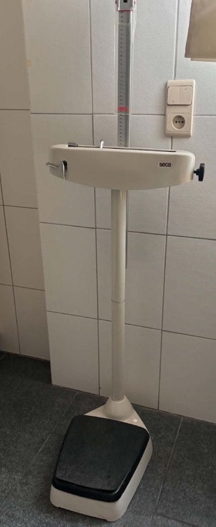 Professionele Seca 700 kolomweegschaal + lengtemeter, Ophalen, 100 kg of meer, Zo goed als nieuw, Personenweegschaal