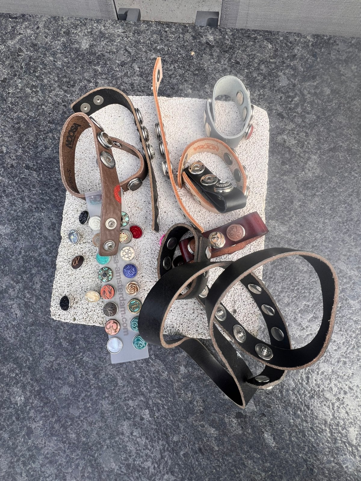 Noosa  – meerdere leren armbanden + veel chunks, Ophalen of Verzenden, Zo goed als nieuw, Bruin, Leer