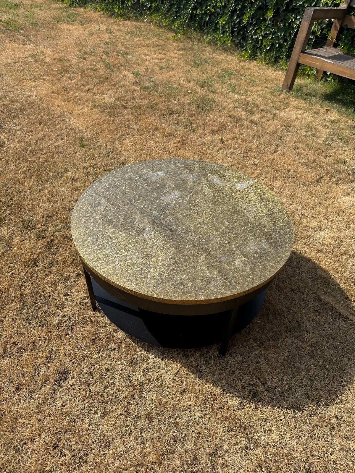 Ronde salontafel met messing blad en bloemmotief, Ophalen, Gebruikt, Rond, 50 tot 100 cm