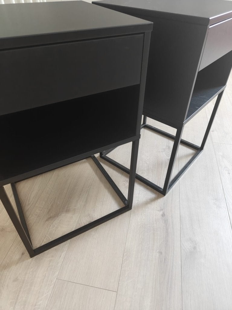 2 IKEA Nachtkastje zwart (VIKHAMMER), Ophalen, Zo goed als nieuw, Minder dan 45 cm, 55 tot 70 cm
