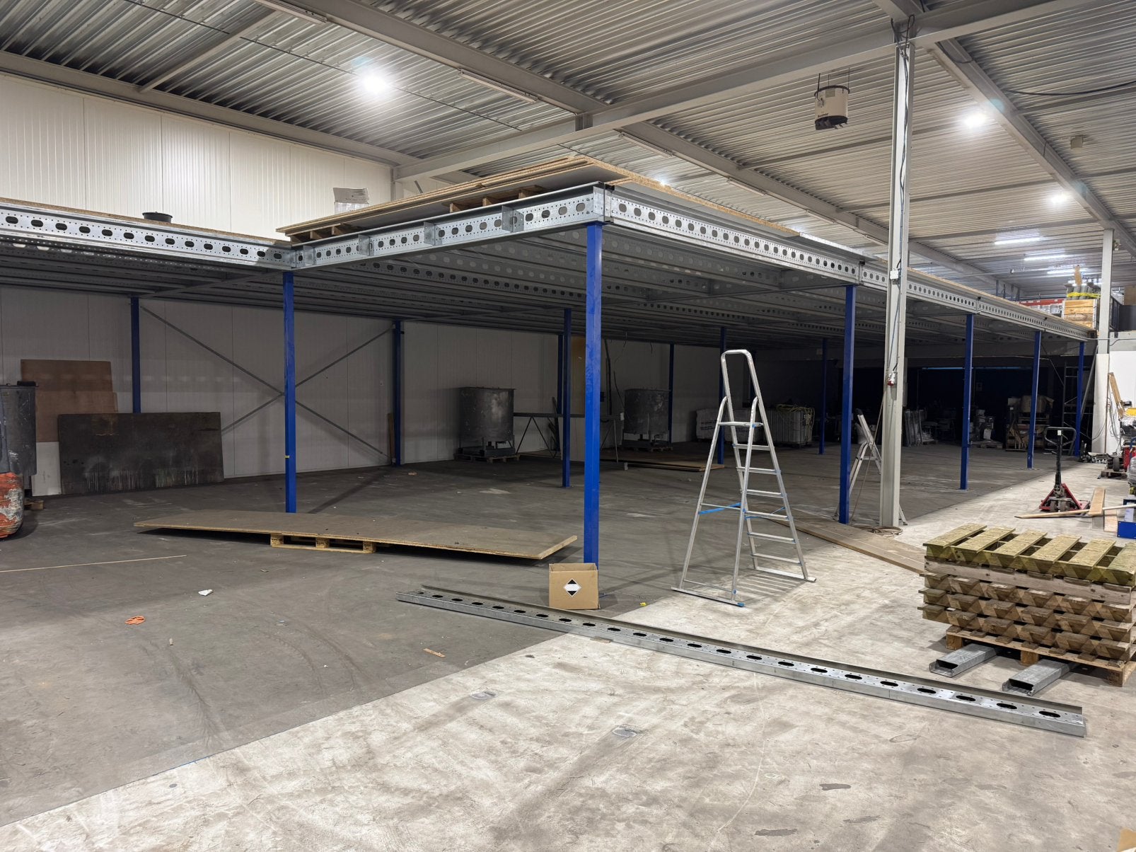 260m2 entresol, verdiepingsvloer, entresolvloer, mezzanine, 50 tot 150 cm, Ophalen of Verzenden, 10 m² of meer, 10 tot 30 cm