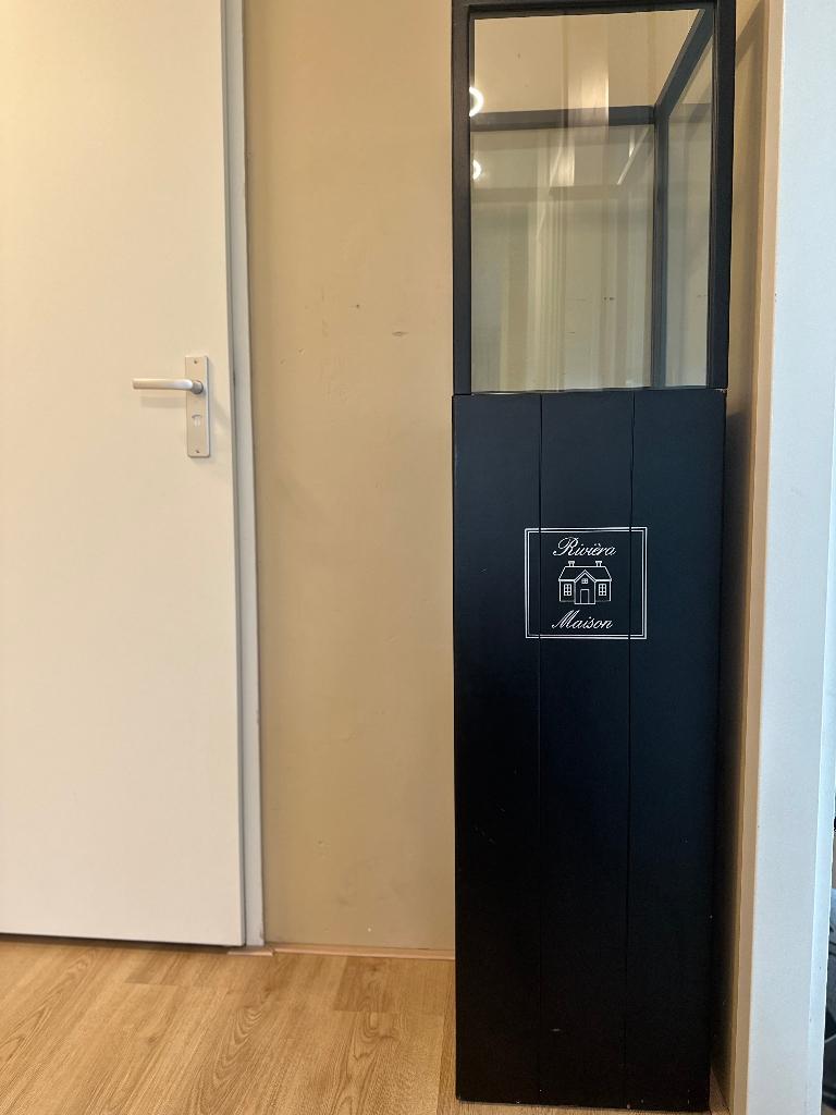 Riviera Maison vitrinekast zwart – stijlvolle displaykast, Huis en Inrichting, Ophalen, Minder dan 50 cm, Gebruikt, Minder dan 25 cm