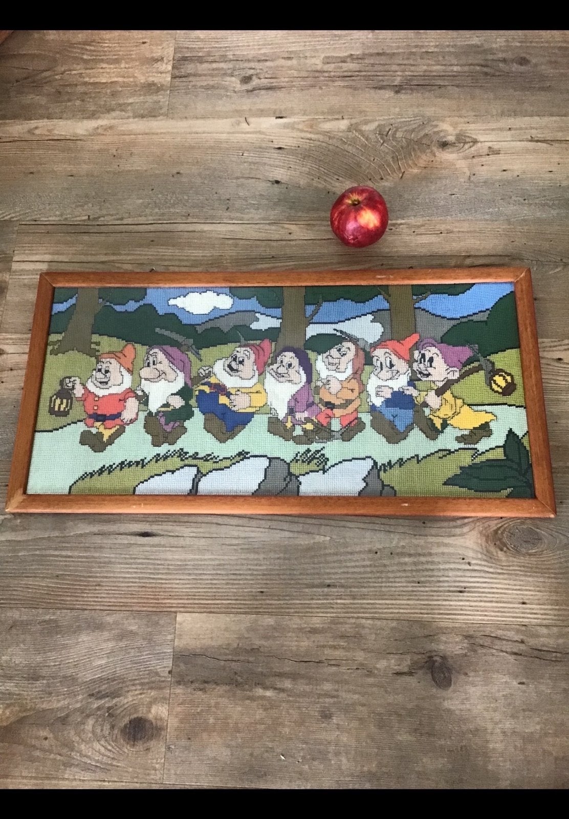 Geborduurd schilderij van de zeven dwergen ong. 68 x 34.2 cm, Ophalen, Zo goed als nieuw, Wanddecoratie