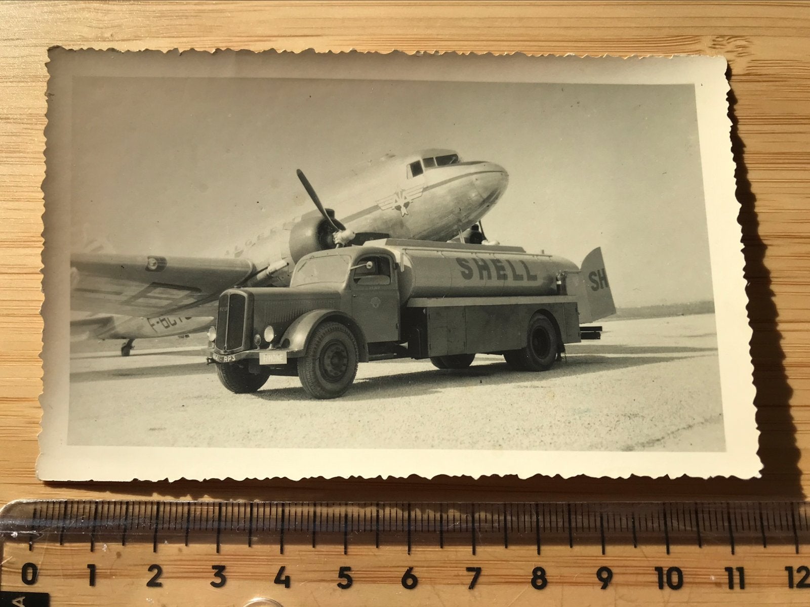 Douglas DC-3 & Tanker Shell echte foto Luchtvaart Vliegtuig, Verzamelen, Ophalen of Verzenden, Zo goed als nieuw, Kaart, Foto of Prent