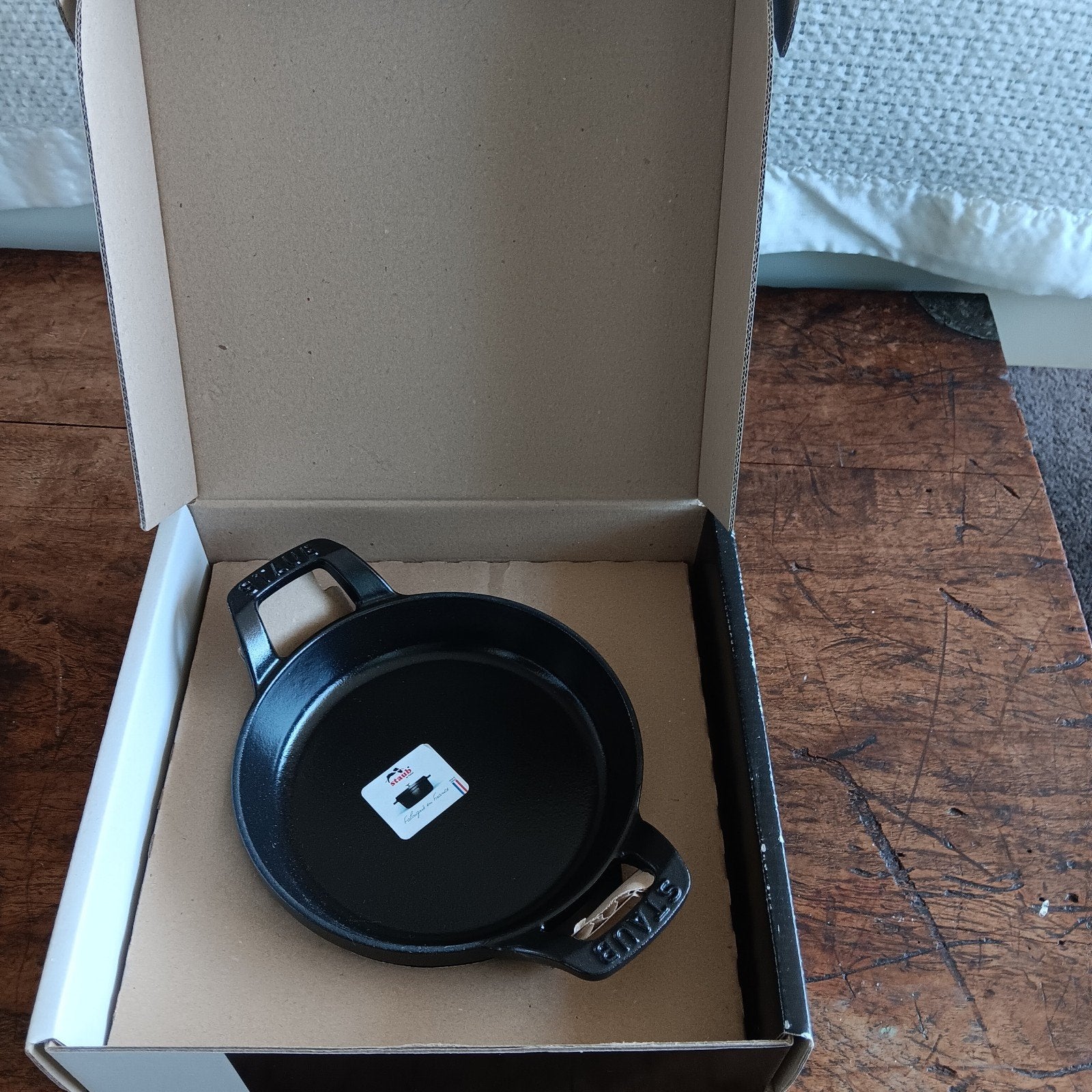 Staub Gietijzeren Pan 16 cm - Geëmailleerd, Huis en Inrichting, Keuken | Potten en Pannen, Gietijzer, Met deksel, Overige typen