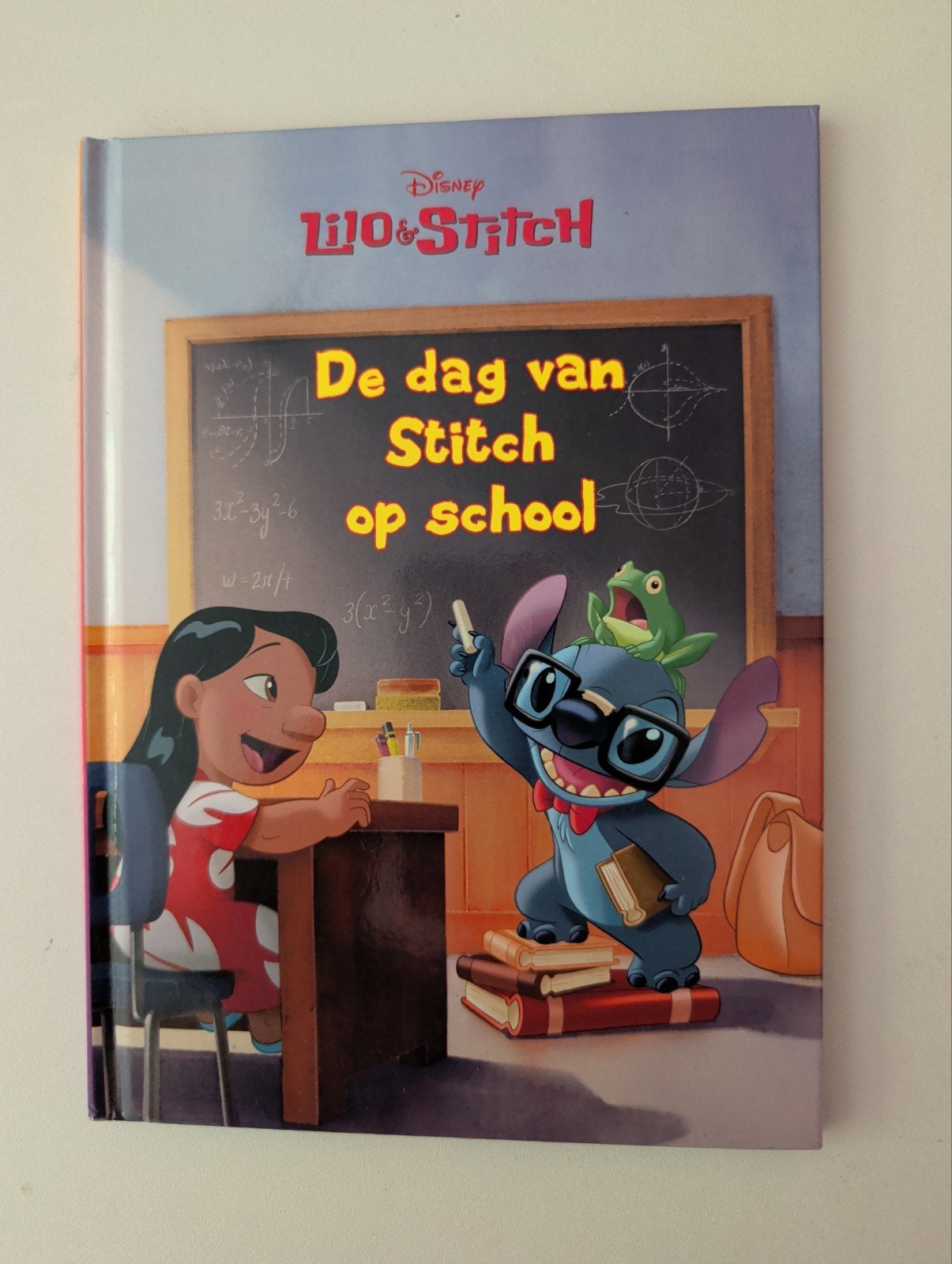 Disney Lilo & Stitch: De dag van Stitch op school, Ophalen of Verzenden, Zo goed als nieuw, Disney, Sprookjes