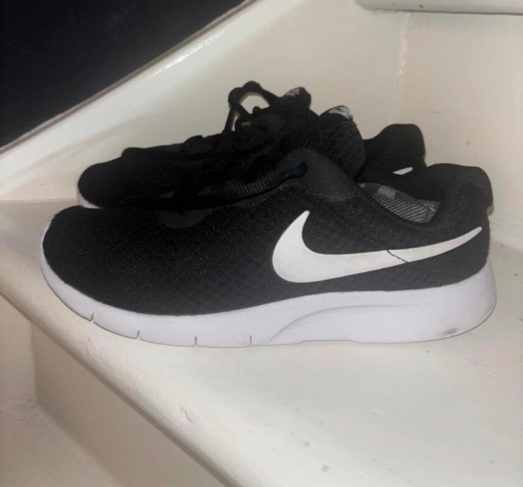 Nike Tanjun sneakers maat 38,5 - Zwart met wit, Kleding | Dames, Schoenen, Gedragen, Sneakers of Gympen, Zwart, Ophalen of Verzenden