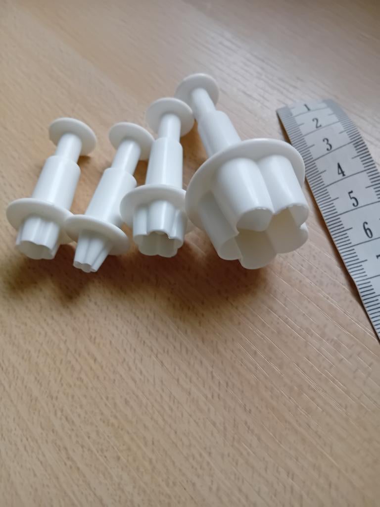 4 Nieuwe Ponsjes Stekers in Verpakking, Ophalen of Verzenden, Nieuw, Taarten of Cupcakes, Versiering