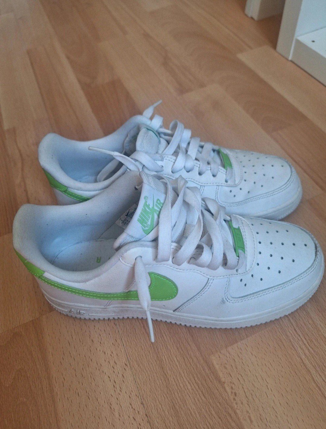 Nike Air Force 1 sneakers wit/groen - Maat 38, Kleding | Dames, Schoenen, Ophalen of Verzenden, Zo goed als nieuw, Wit, Sneakers of Gympen
