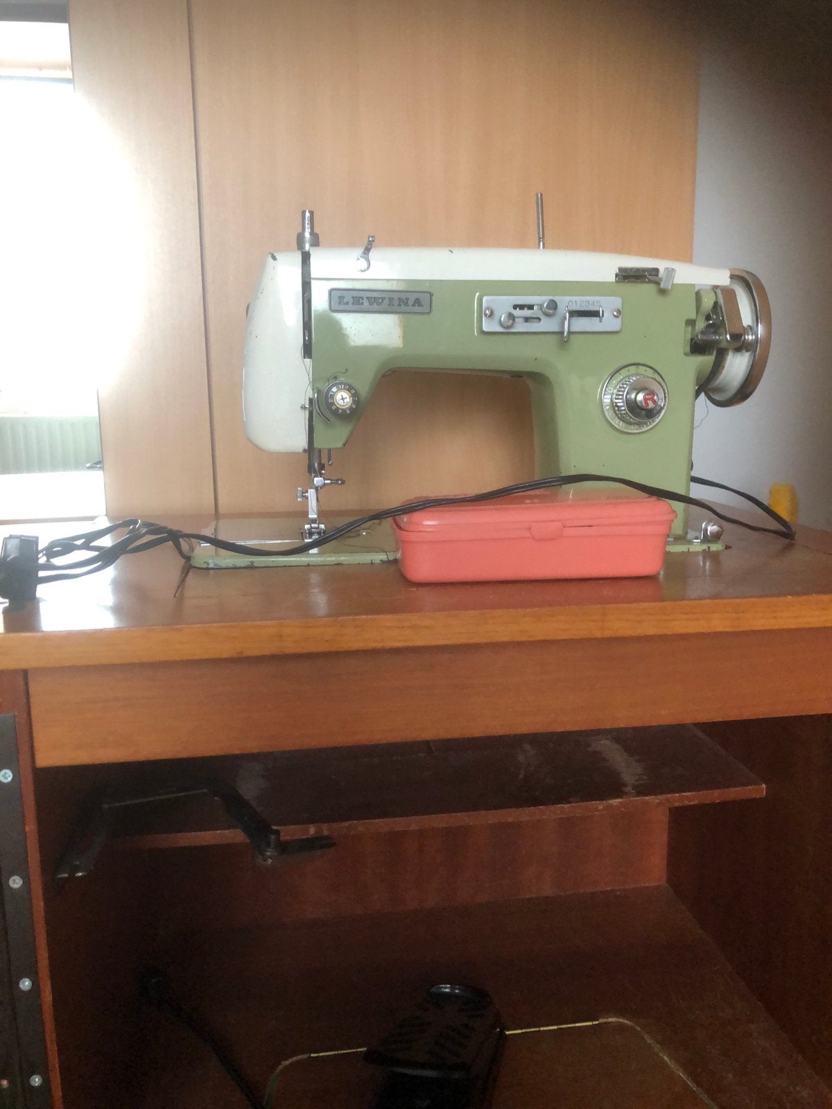 Uitklapbare naaimachine hij doet het nog heel goed, Hobby en Vrije tijd, Naaimachines en Toebehoren, Ophalen of Verzenden, Gebruikt