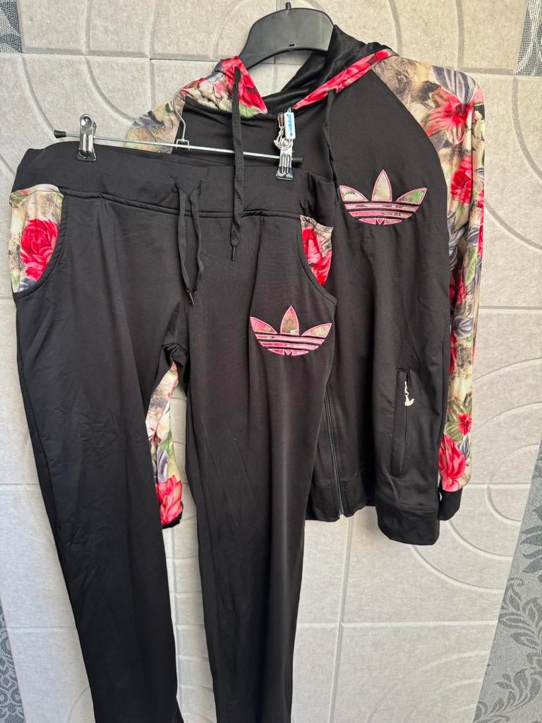 Adidas m trainingspak dames – bloemenprint – maat M T/M XXL, Verzenden, Nieuw, Maat 38/40 (M), Zwart