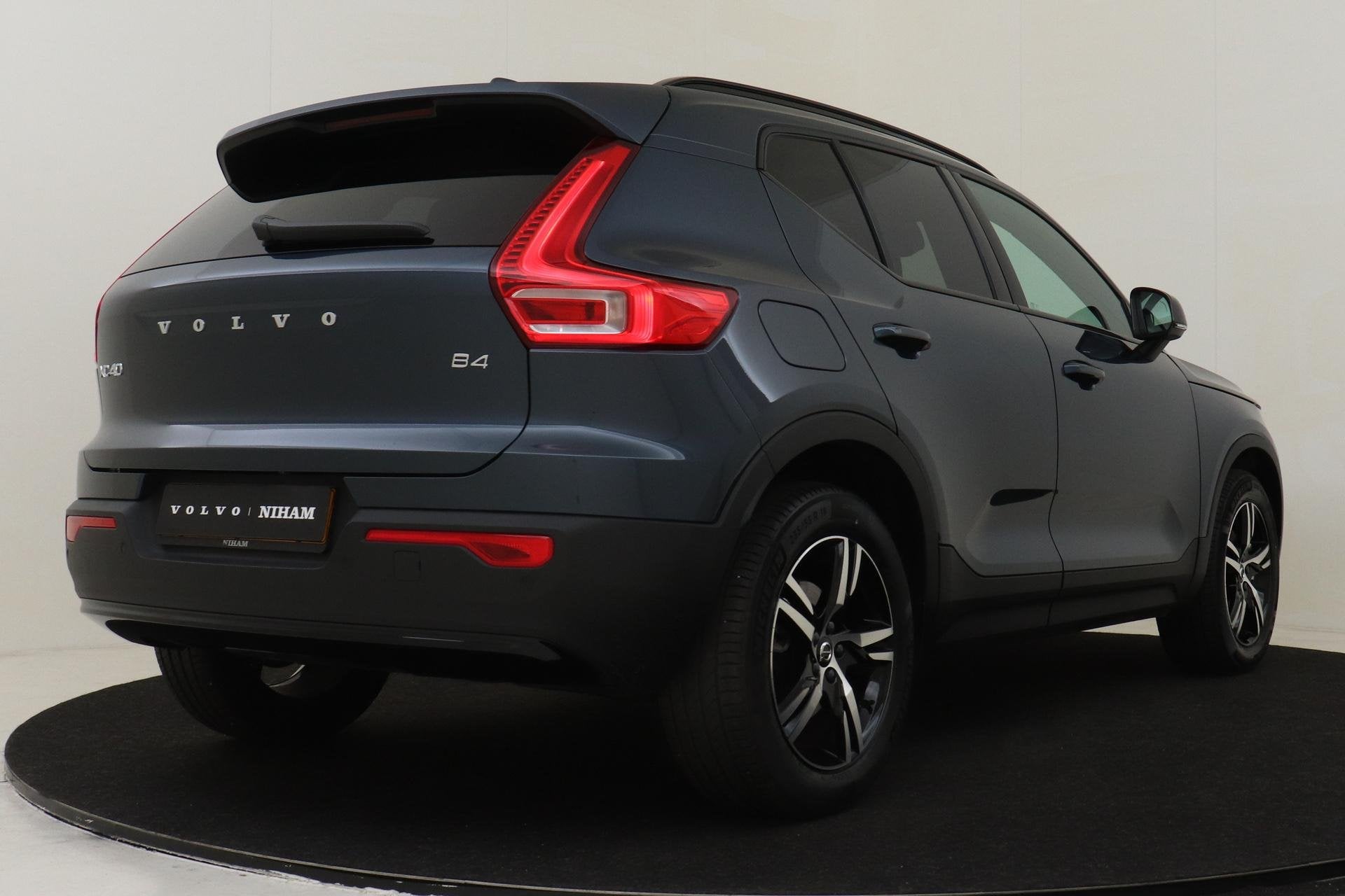 Foto 3 van Volvo XC40 B4 (M-HYBRID) PLUS DARK -PANO.DAK|HARMAN/KARDON|C