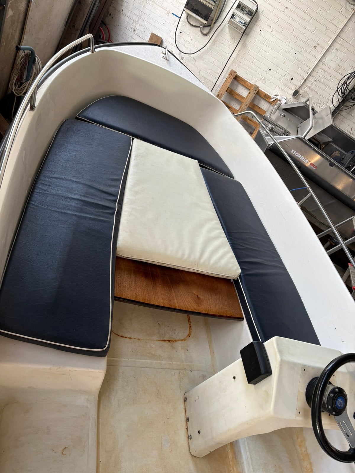 Polyester sloep met nieuwe elektrische motor en stuursysteem, Watersport en Boten, Sloepen, Ophalen of Verzenden, Zo goed als nieuw