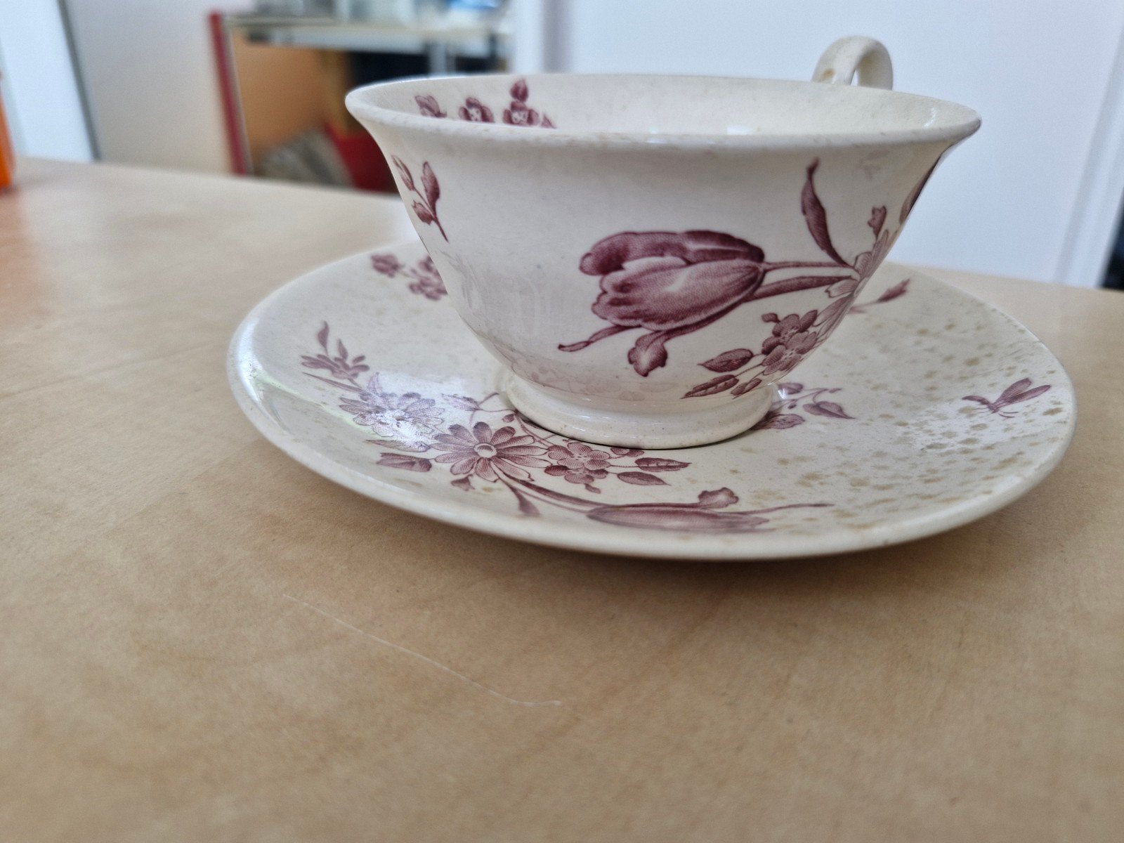 Antieke Wedgwood Etruria theekop en schotel, bloemmotief, Ophalen