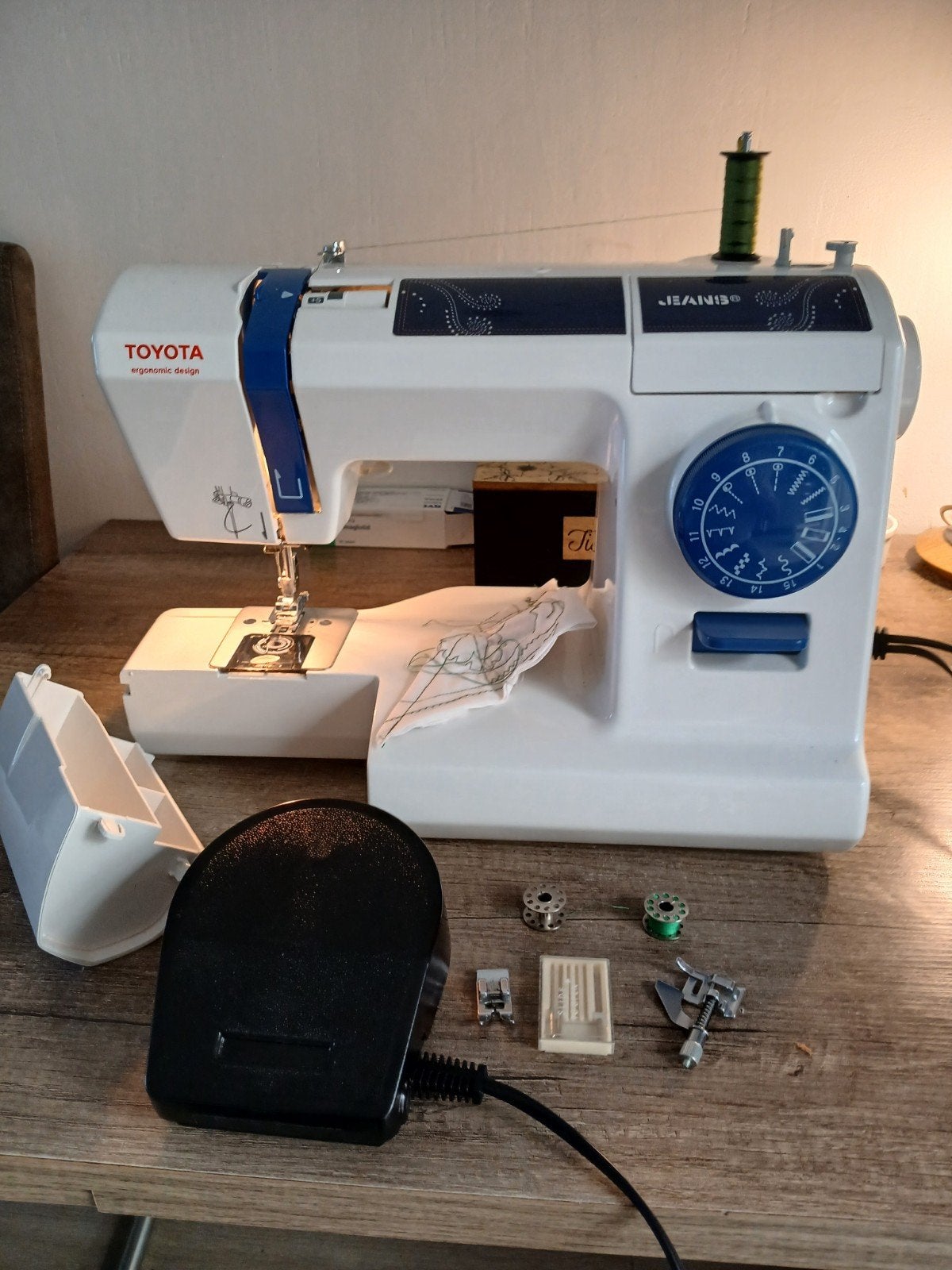 TOYOTA JEANSergonomic design naaimachine., Ophalen, Gebruikt, Naaimachine, Overige merken
