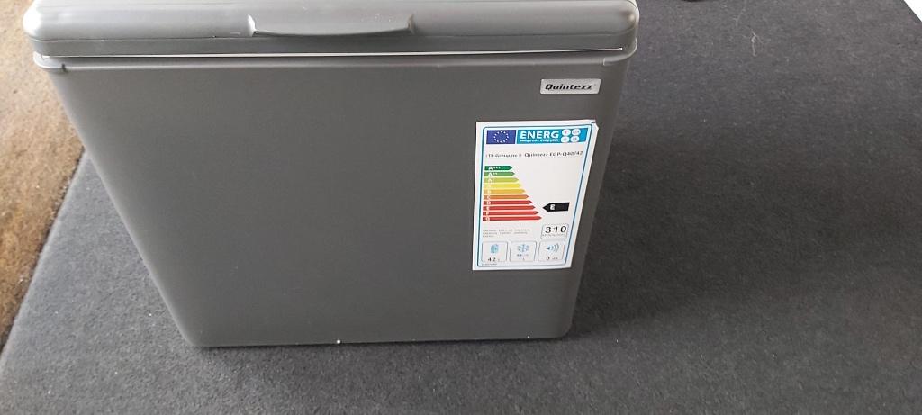 Koelbox quintezz op 220 volt en 24 volt Gas, Caravans en Kamperen, Ophalen of Verzenden, Zo goed als nieuw, Koelbox, Elektrisch