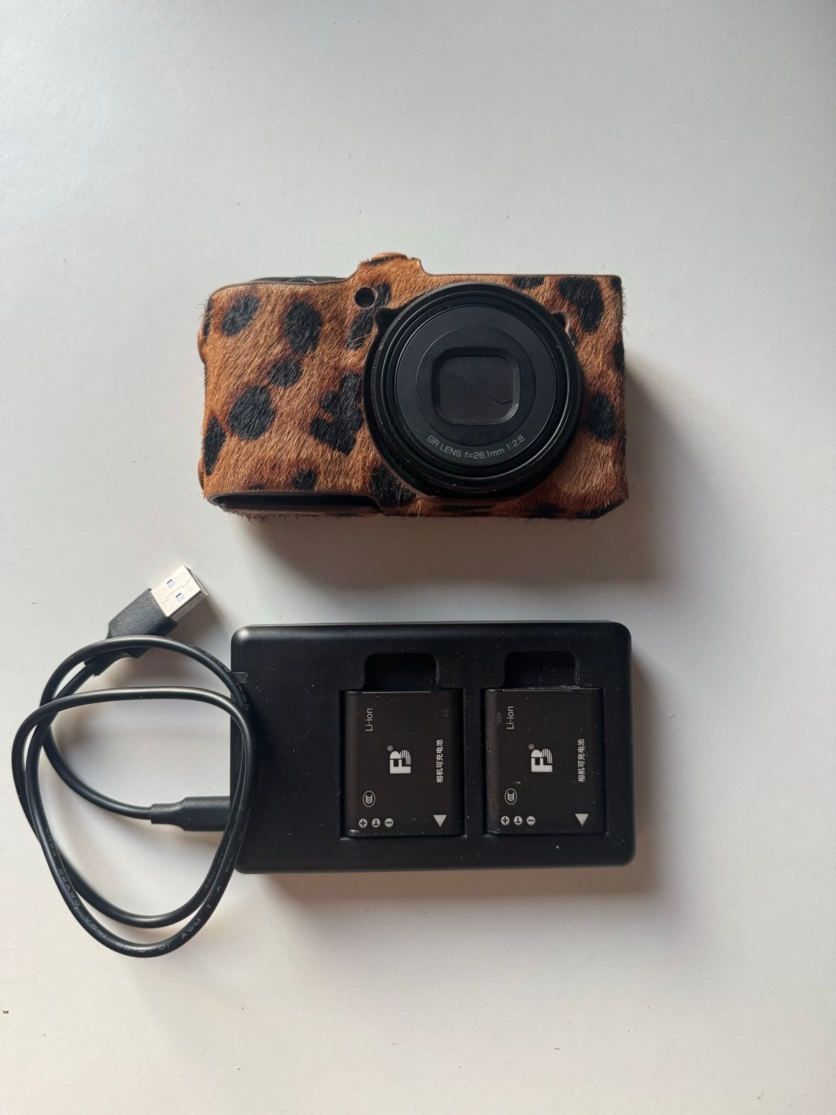 Ricoh GR IIIx met 3 accu's, oplader en panterprint hoes, Ophalen, Zo goed als nieuw, Compactcamera, Accu