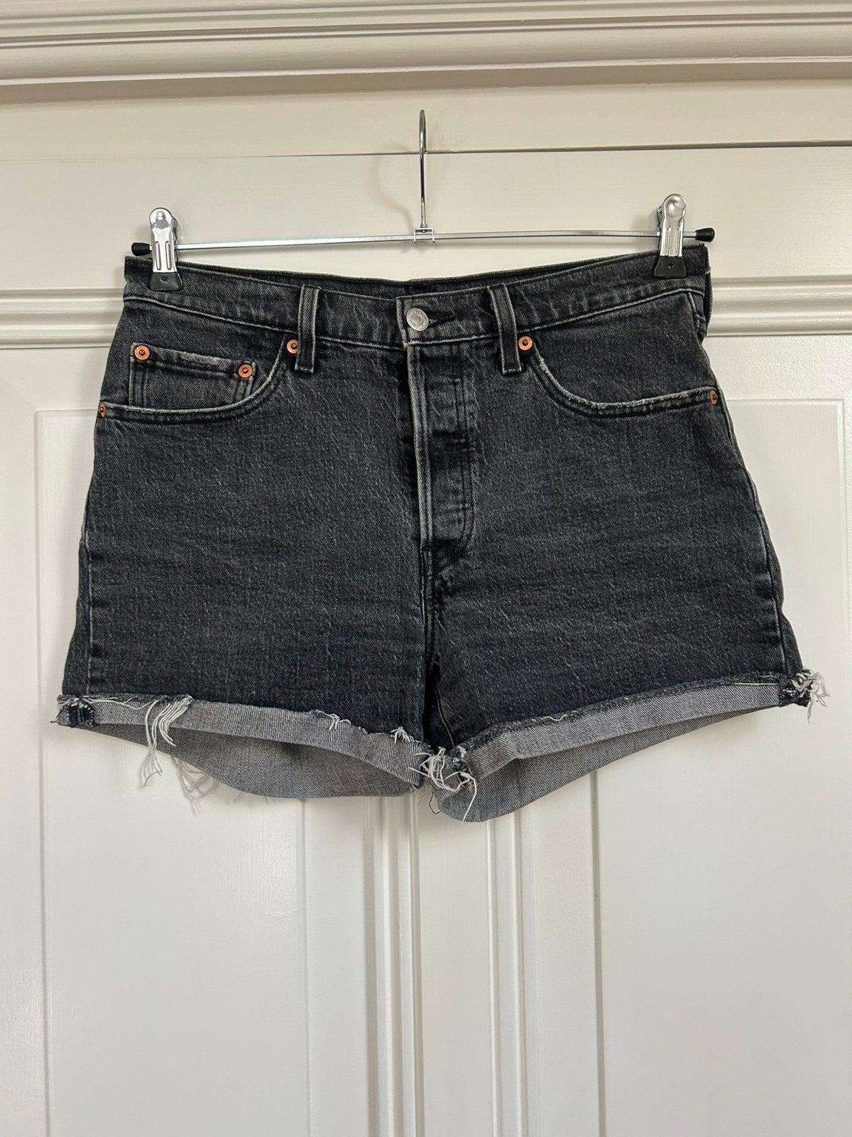 Levi’s 501 grijze jeans korte broek maat 27, Ophalen of Verzenden, Zo goed als nieuw, Grijs, W28 - W29 (confectie 36)