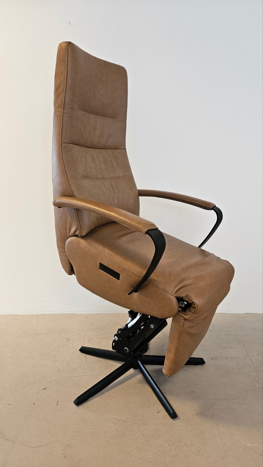 Showroom model Twice sta op fauteuil bij Zitgemak in joure, Nieuw, Ophalen of Verzenden, 50 tot 75 cm, Leer