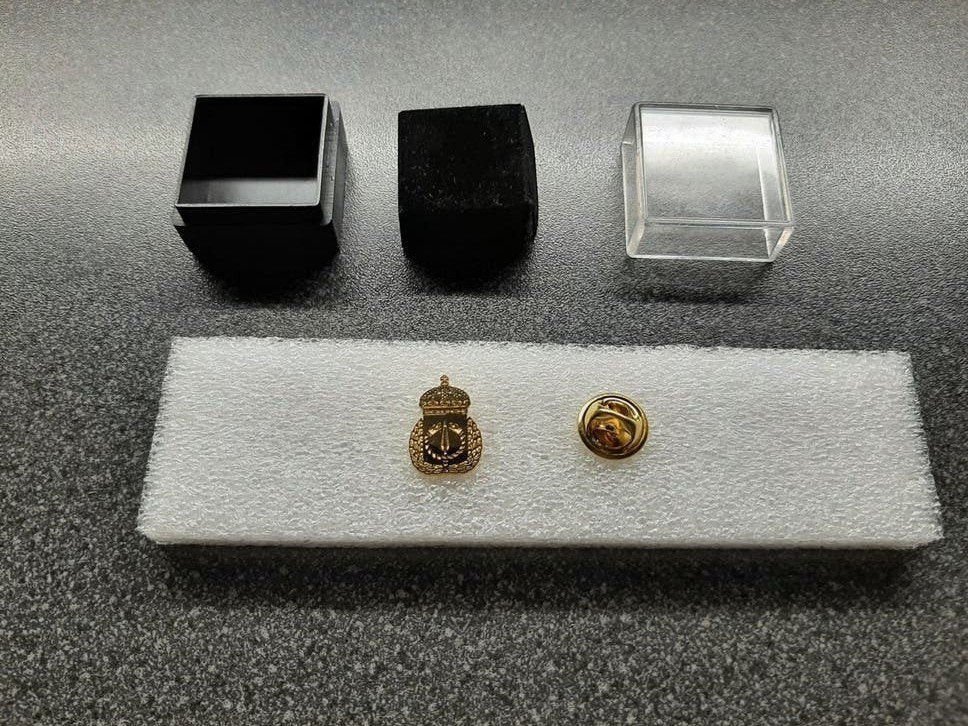 Militaire  pin - herkomst ?  17x13 mm/ doosje= 3x3x2,3cm., Verzamelen, Ophalen of Verzenden, Nieuw