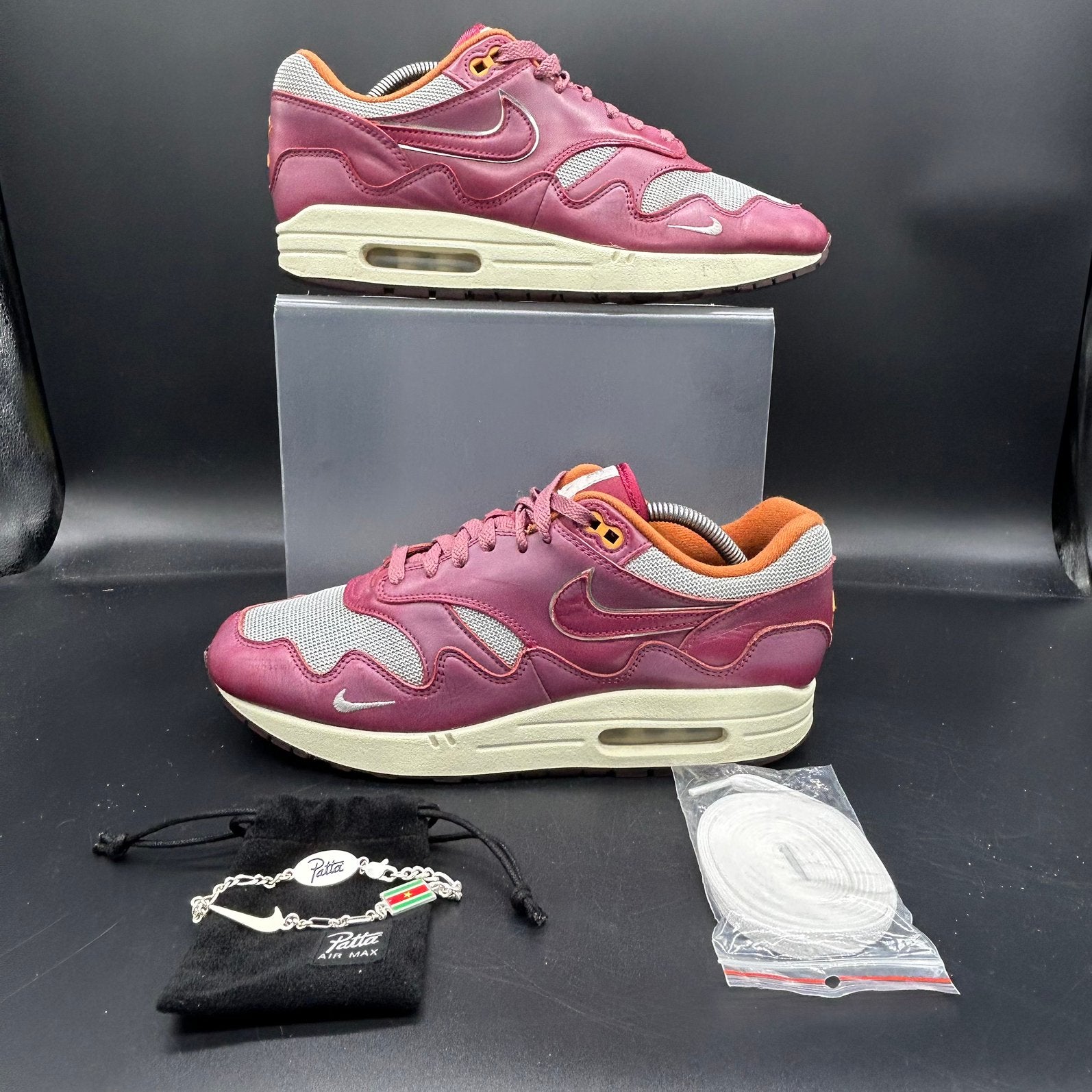 Nike air max 1 x patta rush maroon met bracelet maat 44, Ophalen of Verzenden, Overige kleuren, Nike x Patta, Sneakers of Gympen