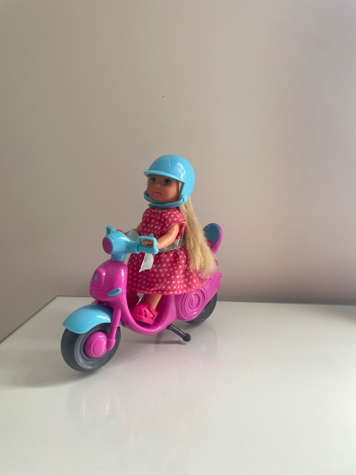 Pop met scooter en helm, Ophalen, Gebruikt, Babypop