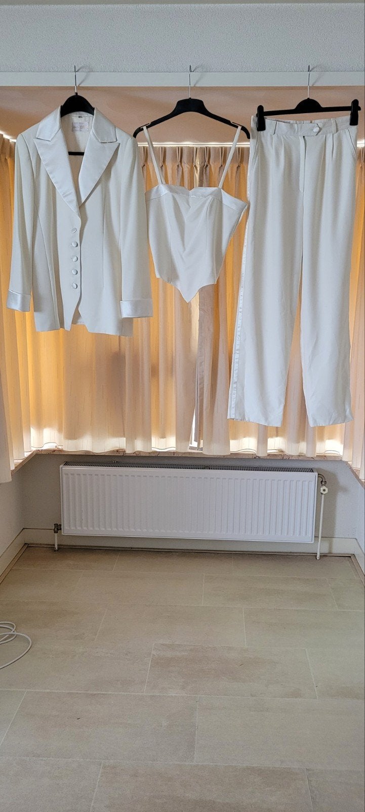 Satijnen pak offwhite maat 40, Kleding | Dames, Overige typen, Jolie, Wit, Zo goed als nieuw