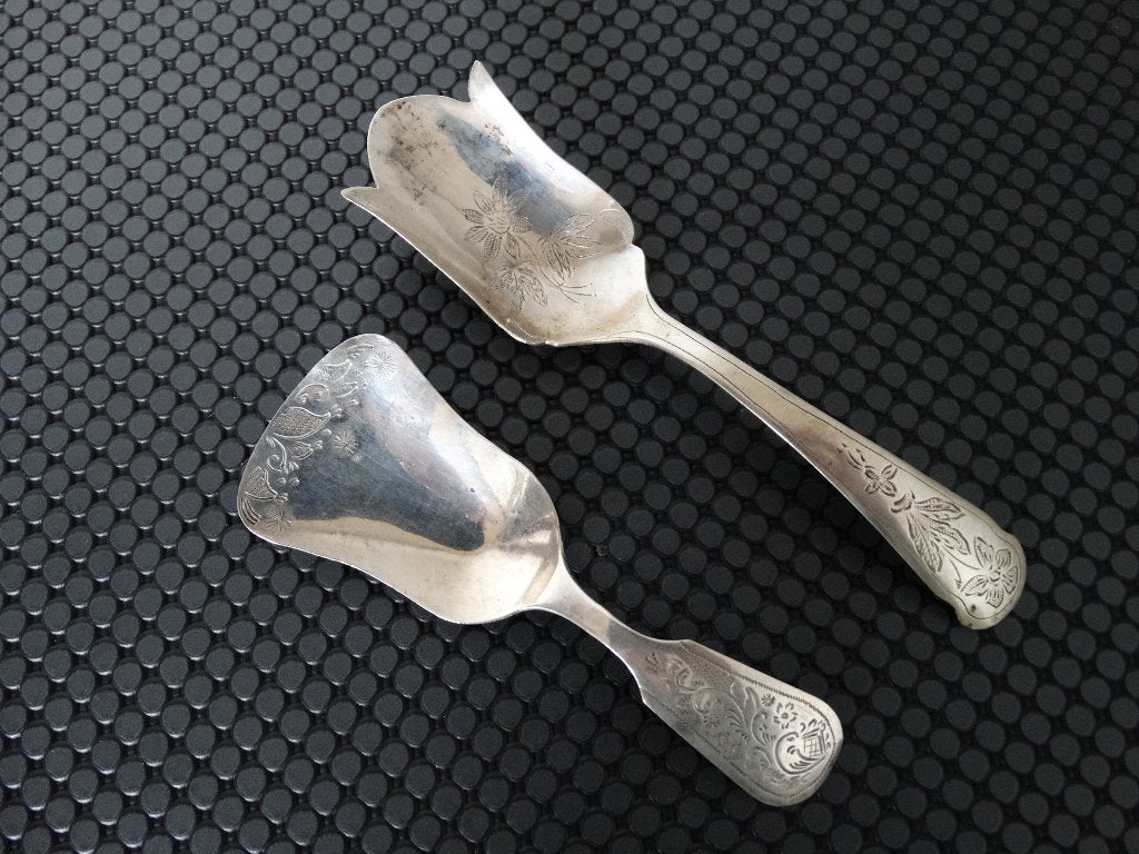 Antiek zilveren theeduim en suikerschep, bloem graveringen, Antiek en Kunst, Verzenden, Zilver