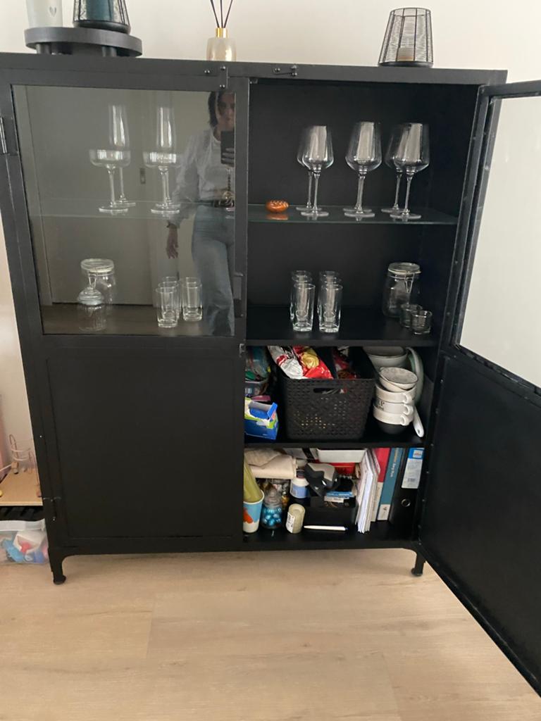 Zwarte vitrinekast met glazen deuren en planken, Huis en Inrichting, Kasten | Vitrinekasten, Gebruikt, 100 tot 150 cm, Ophalen of Verzenden