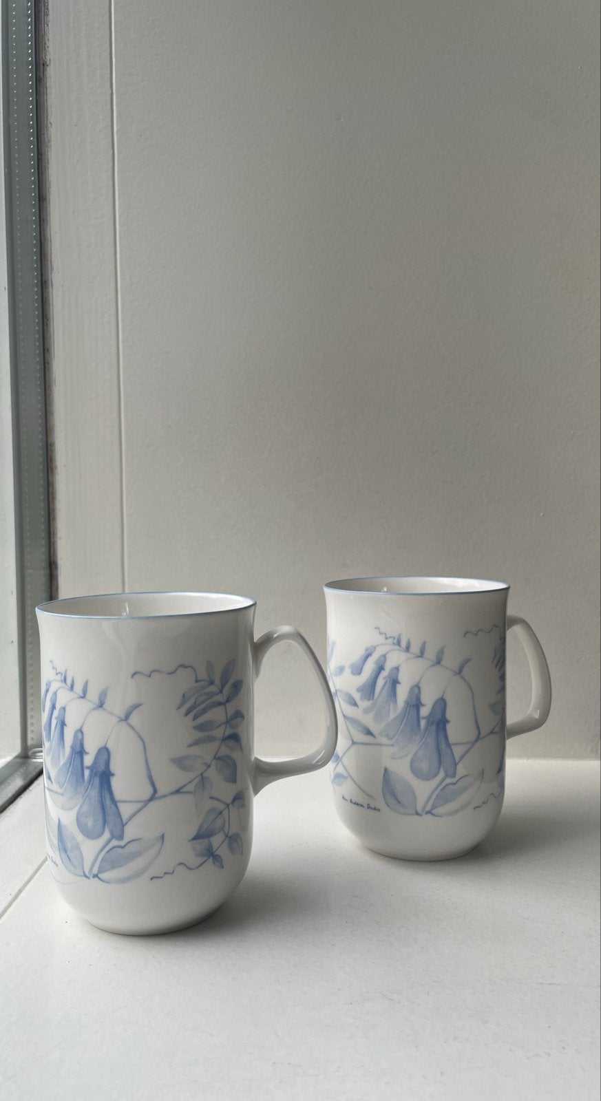 2x Anne Andersson Studio mokken - Rose of England, Overige merken, Klassiek, Zo goed als nieuw, Porselein