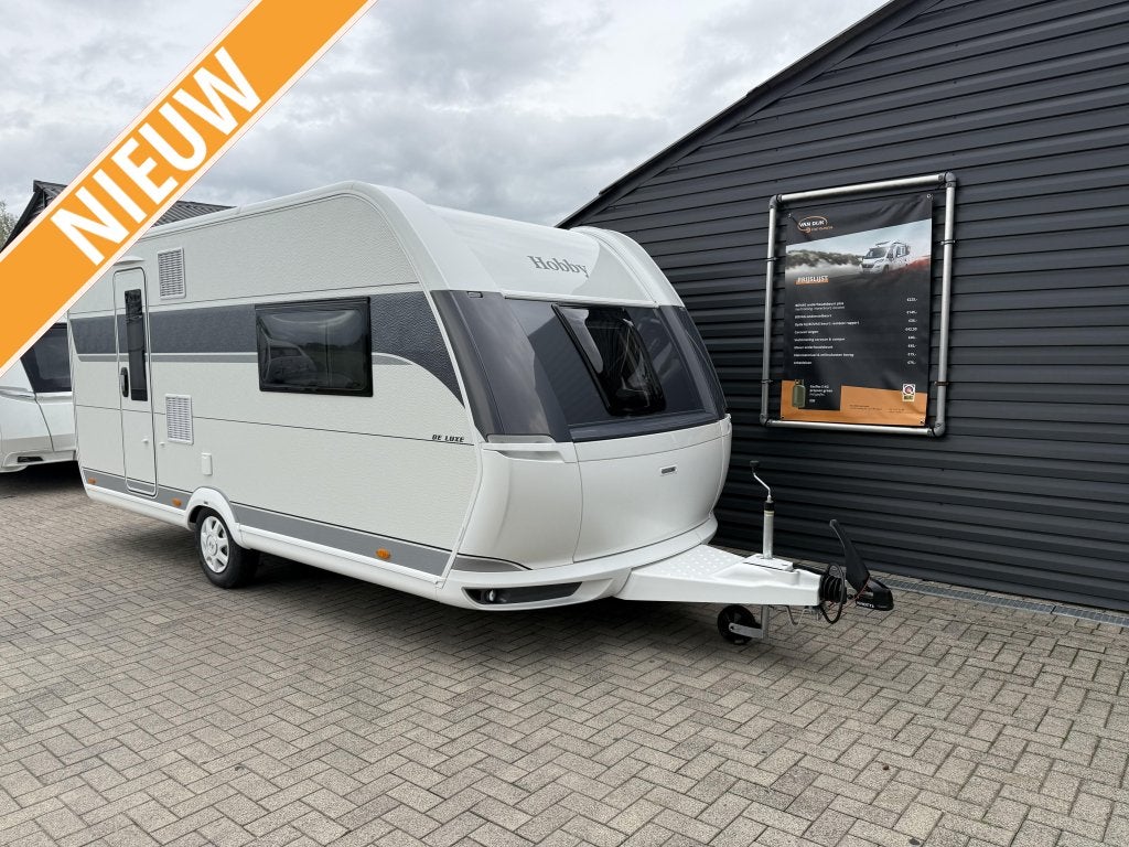 Hobby De Luxe 460 sff 2026 queens bed , zware as, Caravans en Kamperen, Caravans, Bedrijf, tot en met 3, 1000 - 1250 kg, Standaardzit