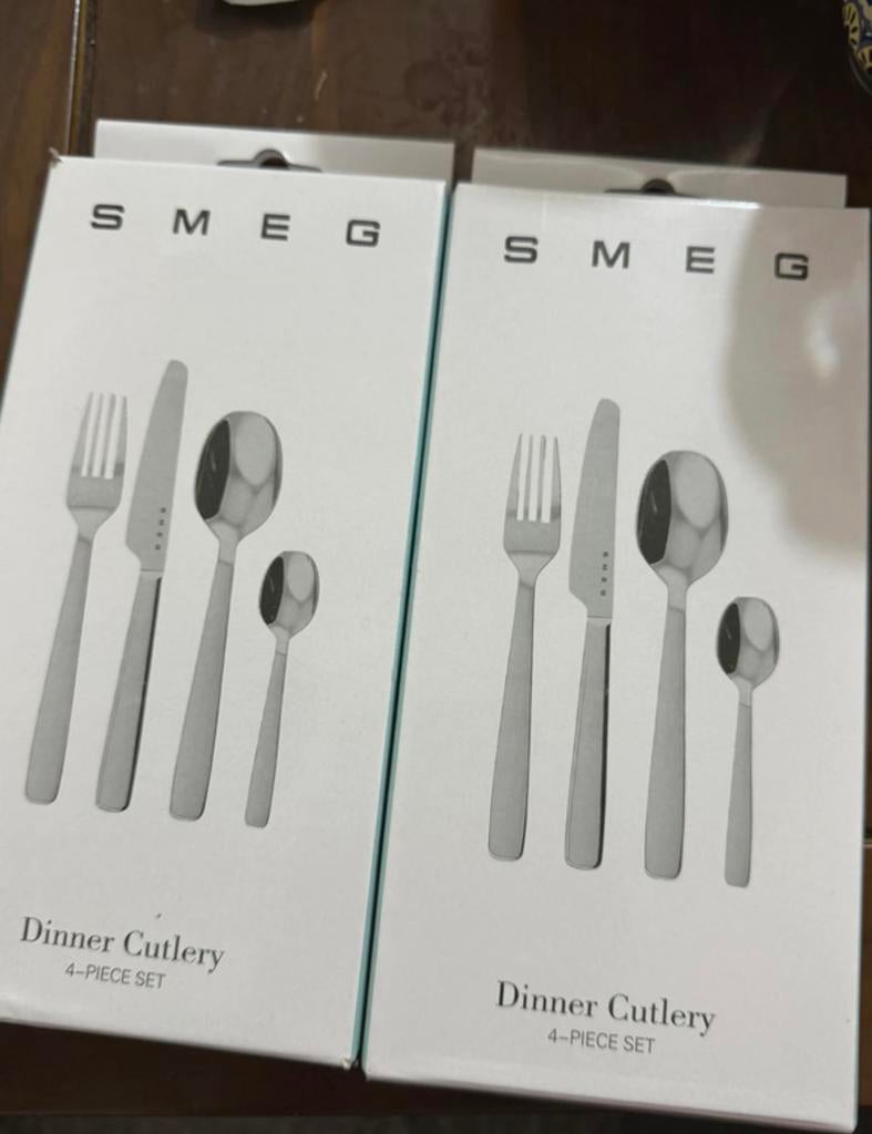 2x SMEG Bestekset | 4-delig, Huis en Inrichting, Keuken | Bestek, Nieuw, Bestekset, Rvs of Chroom, Vaatwasserbestendig, Ophalen of Verzenden
