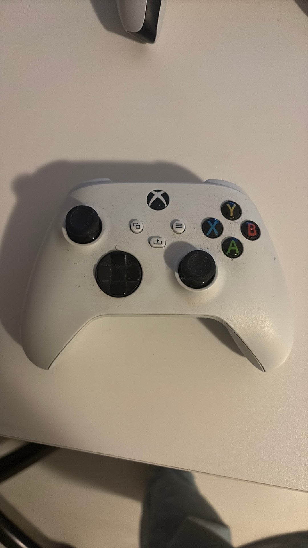 Foto 3 van Xbox series s met 2 controllers