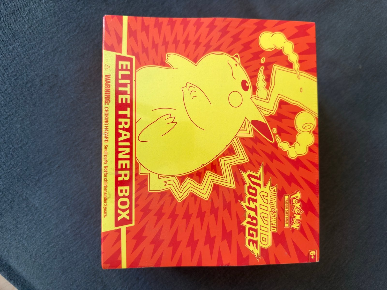 Pokémon Elite Trainer Box Sword & Shield Vivid Voltage, Ophalen of Verzenden, Nieuw, Overige typen
