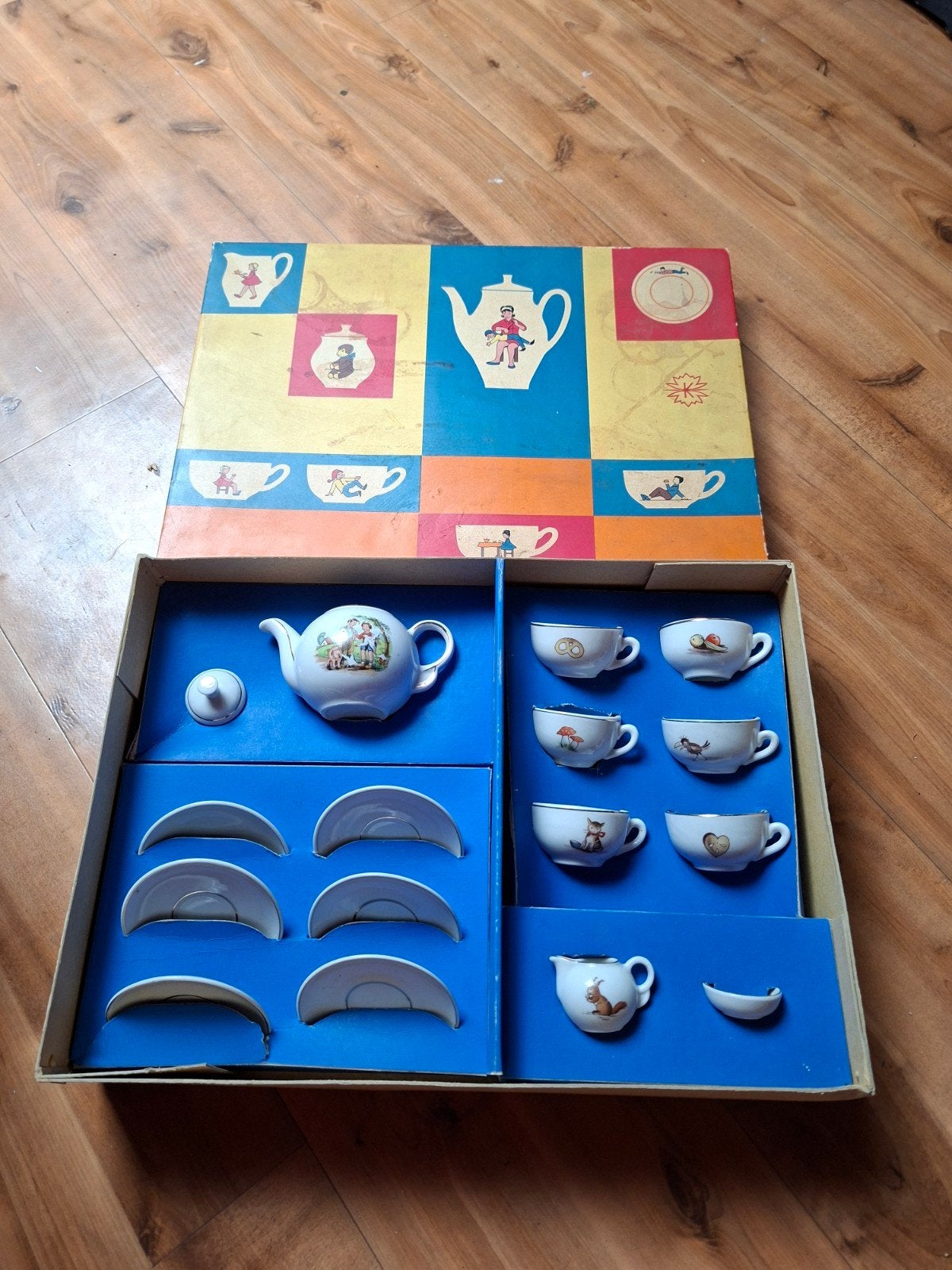 Vintage kinderserviesje - theeservies met sprookjesfiguren, Ophalen of Verzenden, Zo goed als nieuw, Jongen of Meisje