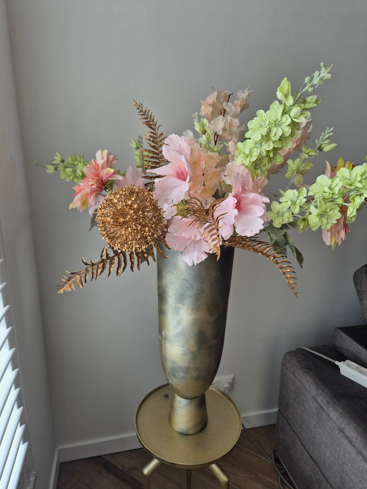 Grote gouden vaas met bloemen, 70 cm hoog, Gebruikt, Inclusief decoratie, Ophalen of Verzenden, Metaal