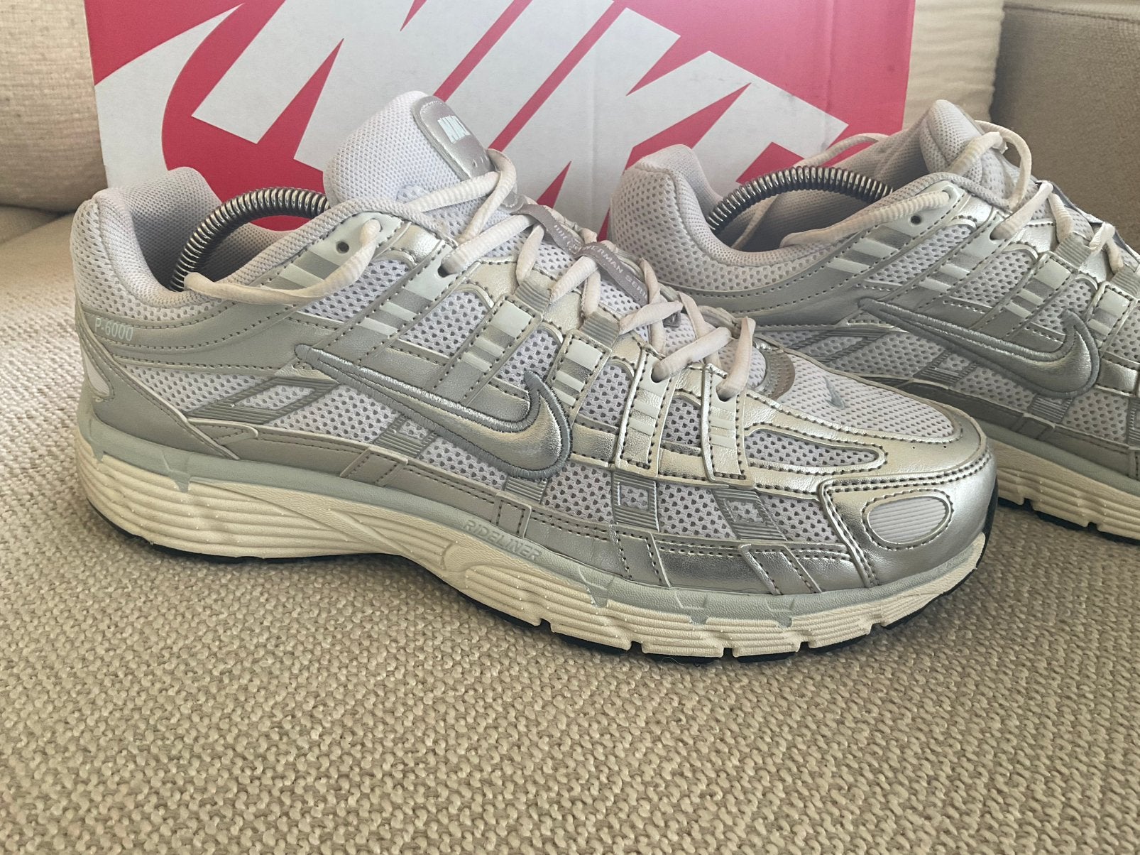 Nike P-6000 White/Metallic silver mt.45/29 €134,95 NU €59,-, Ophalen, Wit, Nike, Zo goed als nieuw