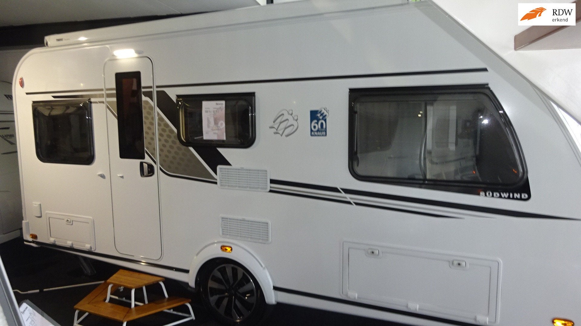 KNAUS SUDWIND 460 EU 2022 ENKELE BEDDEN Dinette Mover Omnist, Caravans en Kamperen, Bedrijf, Knaus, 1250 - 1500 kg, Hordeur