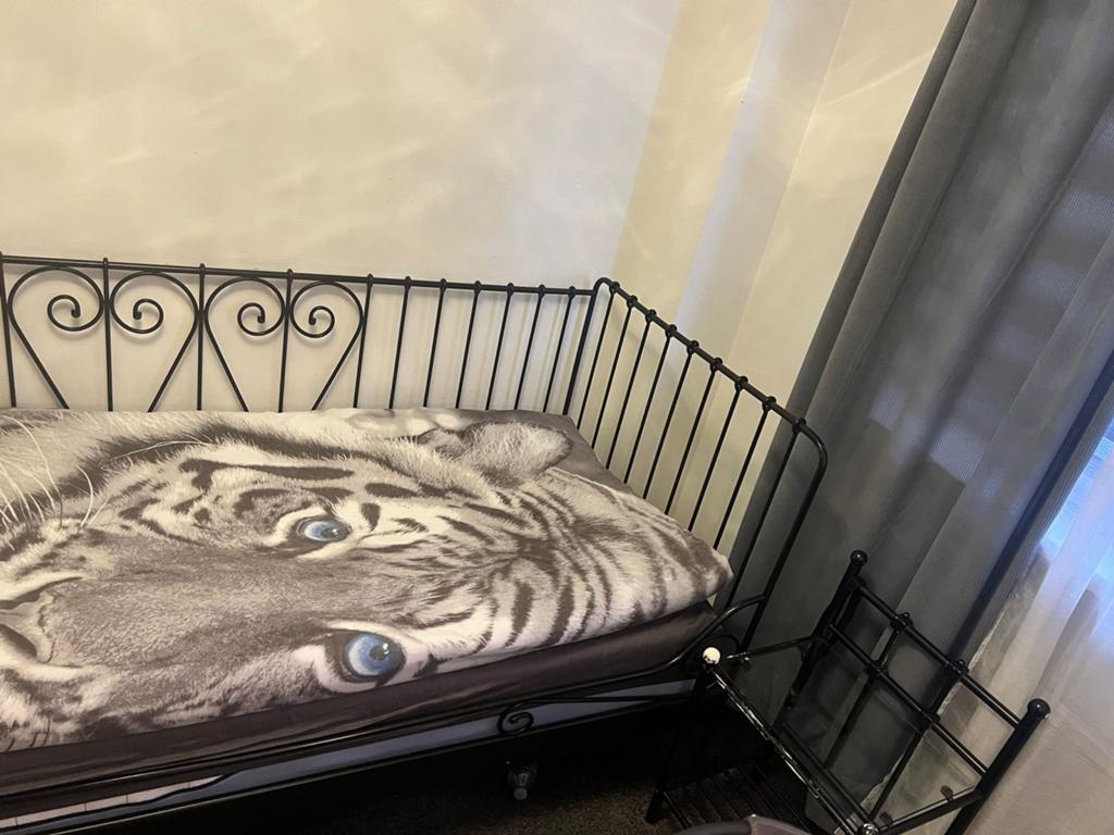 Mooie Bed met sierlijke vormen heel comfortabel, Huis en Inrichting, 90 cm, Eenpersoons, Zwart, Nieuw