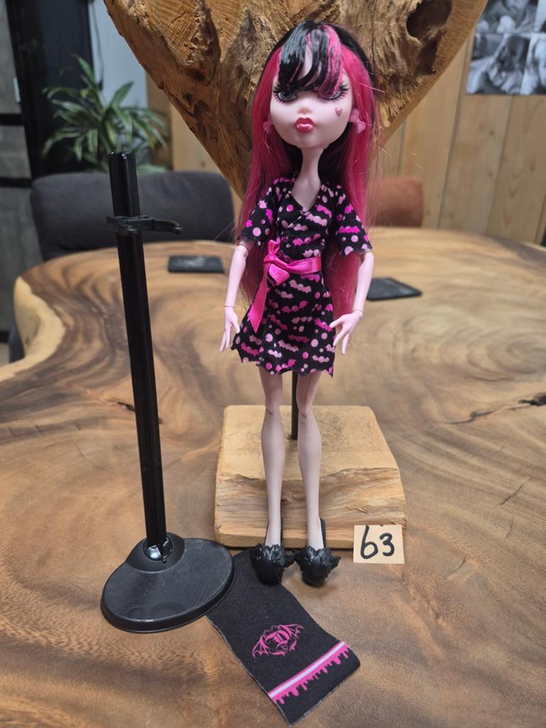 Monster High Draculaura pop met standaard en accessoires, Ophalen of Verzenden, Zo goed als nieuw, Overige typen