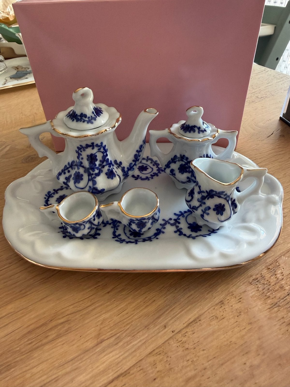 Miniatuur theeserviesje blauw-wit porselein met goud, Ophalen