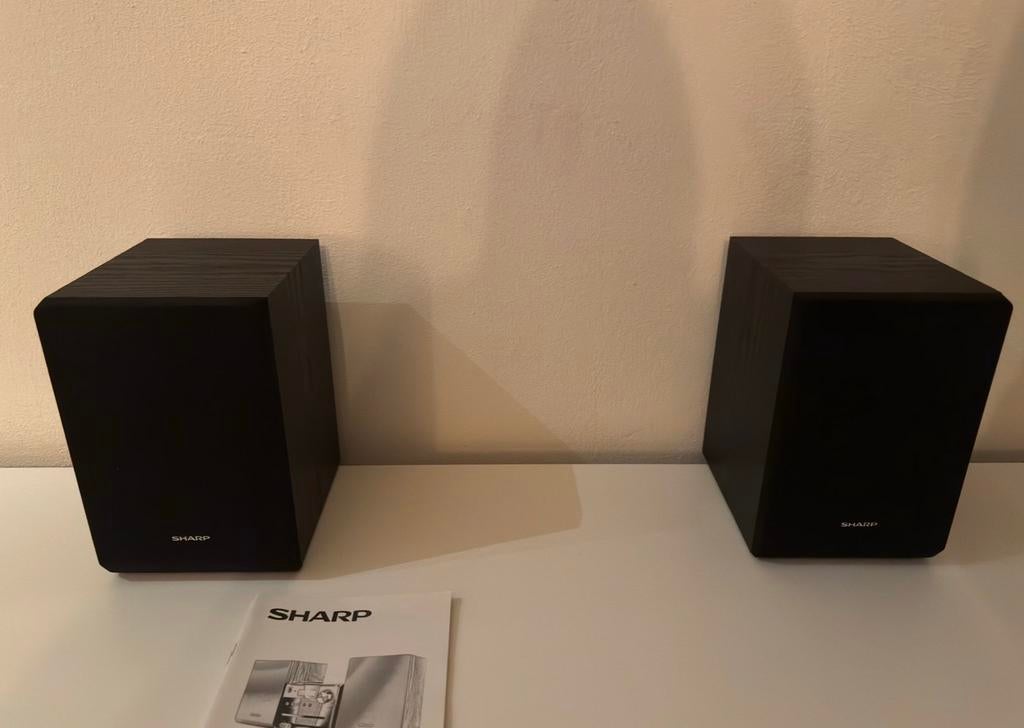 Sharp XL Stereo Speakers - Compact en Krachtig Geluid, Zo goed als nieuw, Minder dan 60 watt, Front, Rear of Stereo speakers, Ophalen