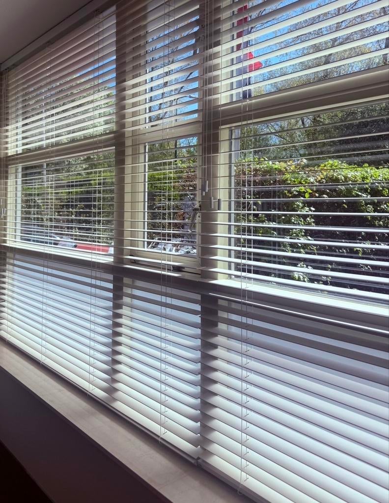 Nieuw 2 stuks warm witte houten 50mm jaloezieën op maat, Wit, 150 tot 200 cm, Nieuw, Ophalen of Verzenden