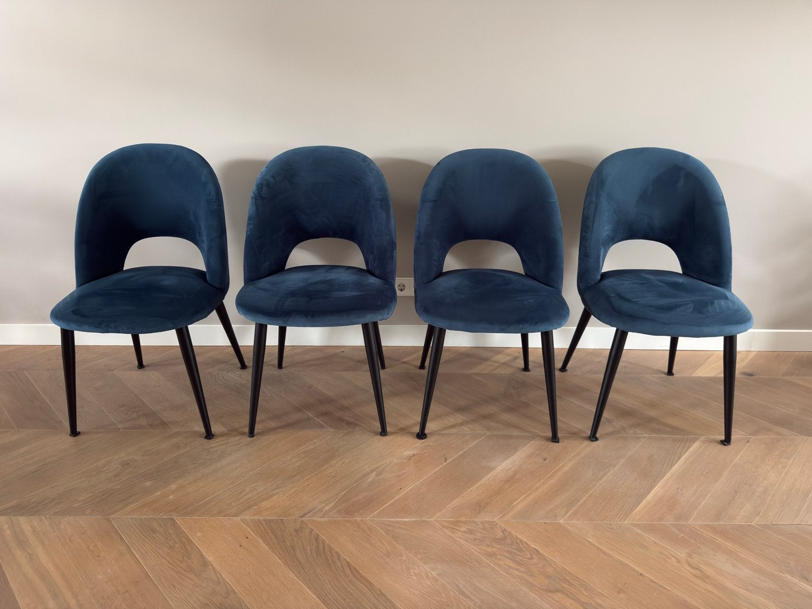 4x Westwing Rachel eetkamerstoelen – Blauw fluweel, Huis en Inrichting, Ophalen, Zo goed als nieuw, Blauw, Vier