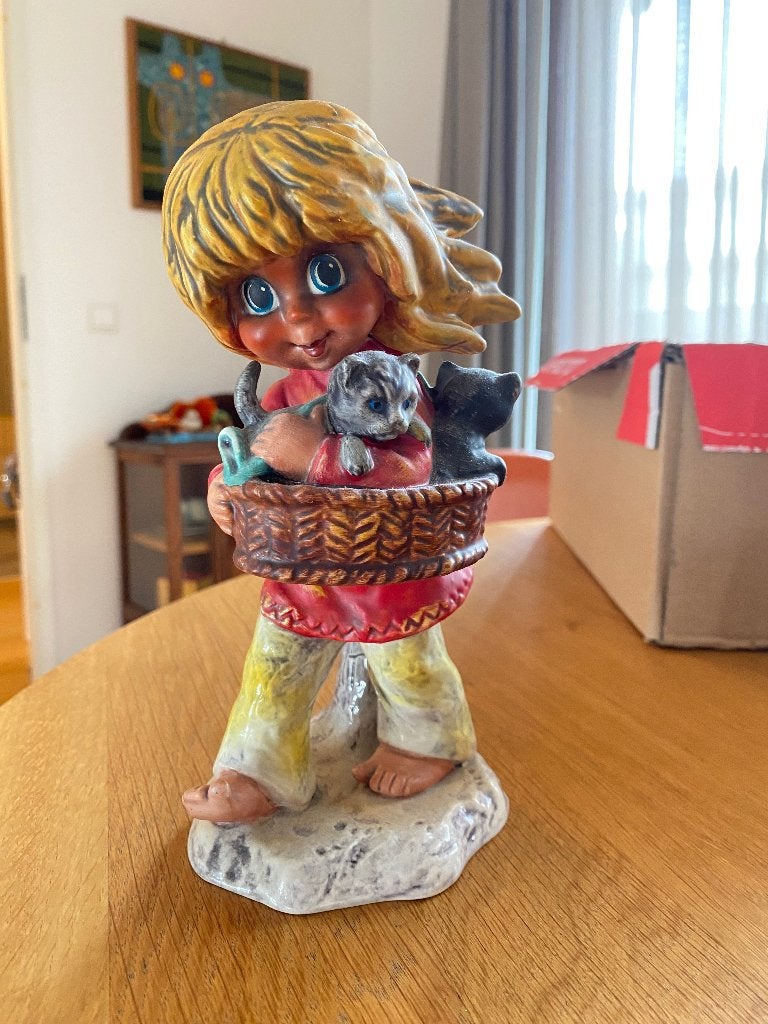 Goebel beeldje meisje met katten mic 14, Verzamelen, Ophalen of Verzenden, Zo goed als nieuw, Mens